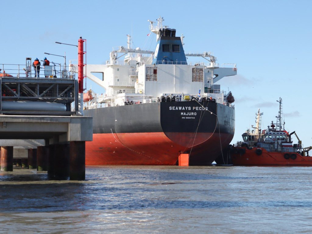 Llegan más buques Suezmax a Puerto Rosales y se avanza en la infraestructura exportadora de Vaca Muerta