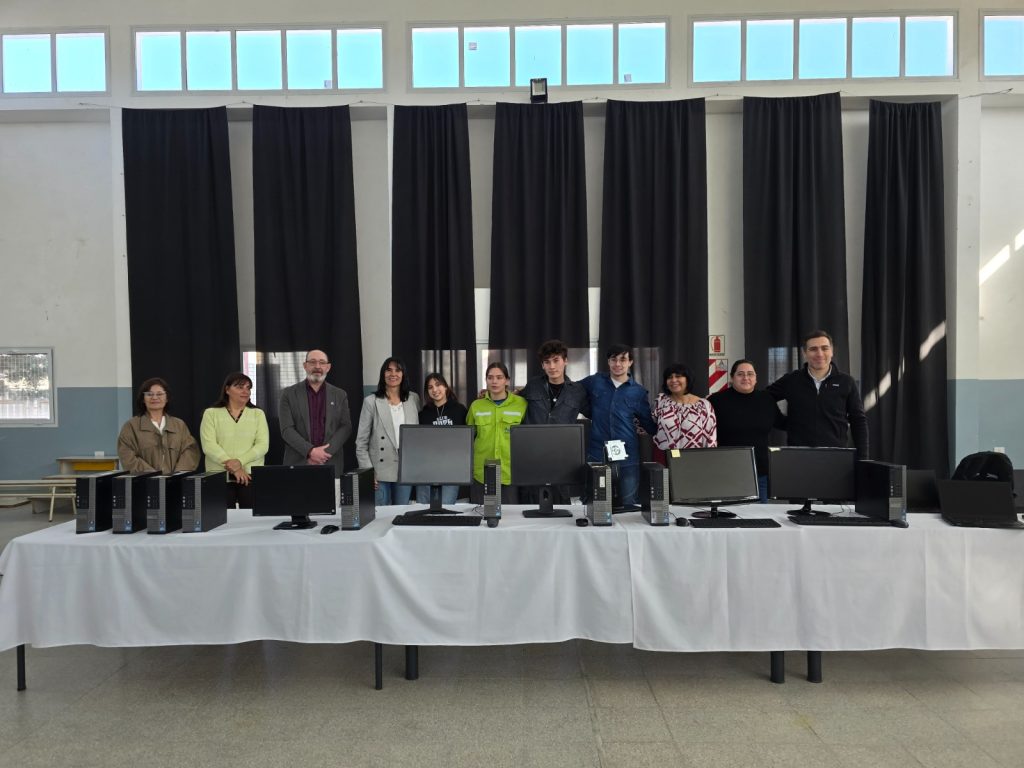 Southern Energy entregó computadoras al CET N°19 de San Antonio Oeste