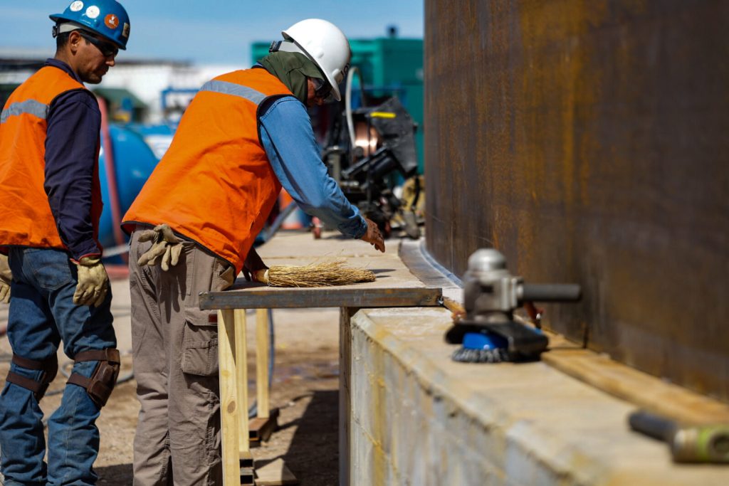 Avanza la construcción de los tanques del VMOS en Punta Colorada: Weretilneck recorrió la obra