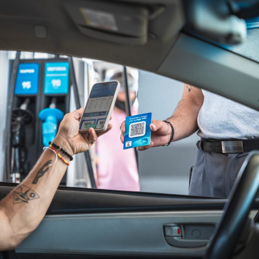 YPF permite pagar en dólares desde su app y amplía la experiencia digital en todo el país