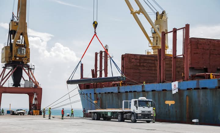 GNL: comenzó la descarga de 10.000 toneladas de caños de acero