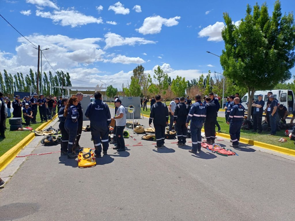 Bomberos de Sierra Grande se entrenan para incendios industriales con apoyo de VMOS