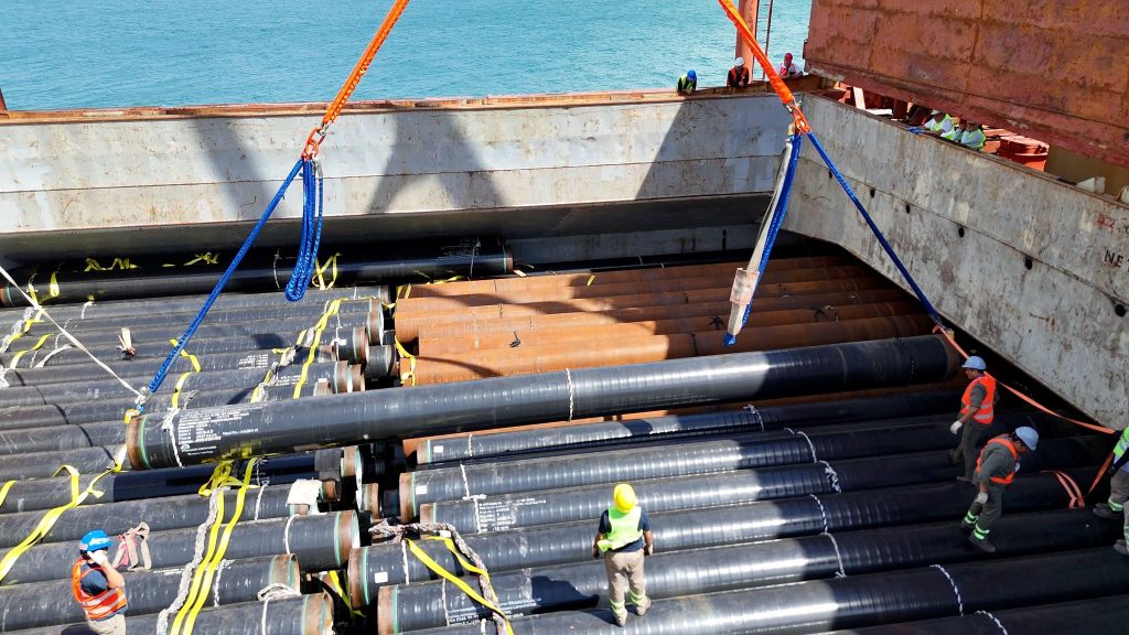 GNL: finalizó la primera fase logística con la descarga de caños de acero en San Antonio Este
