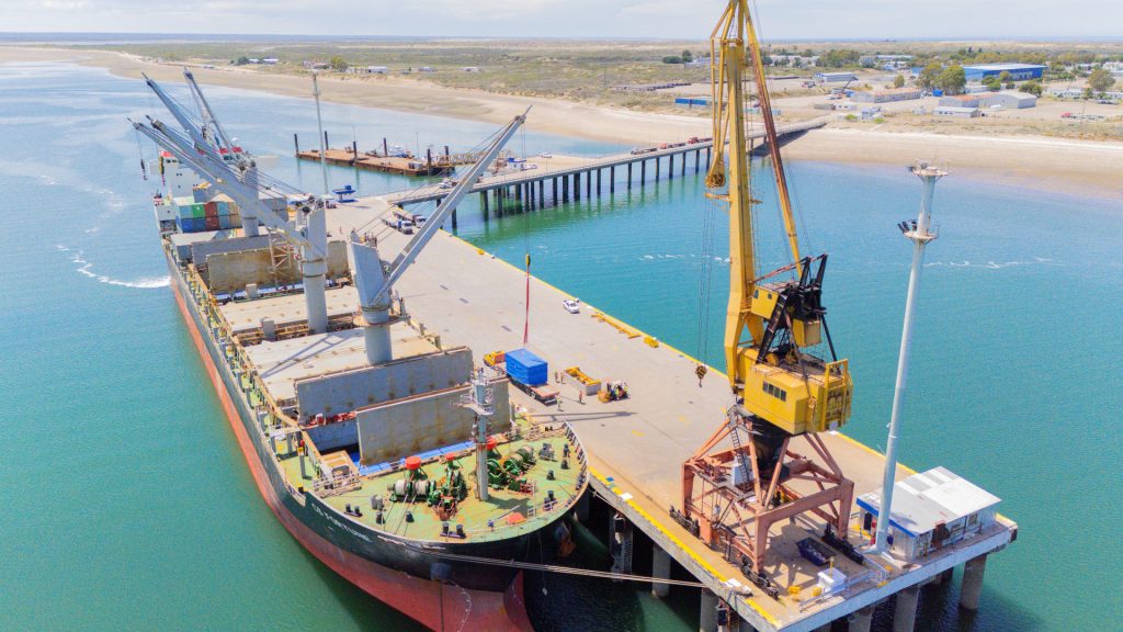 VMOS mueve el puerto de San Antonio Este: llegan 130 módulos y 140 contenedores para el obrador del oleoducto