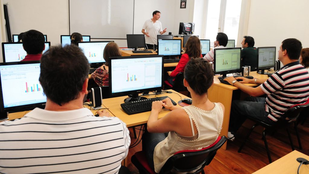 Escasez de talento en energía: el 78% de las empresas del sector no consigue perfiles y Río Negro enfrenta el desafío en VMOS, GNL y minería