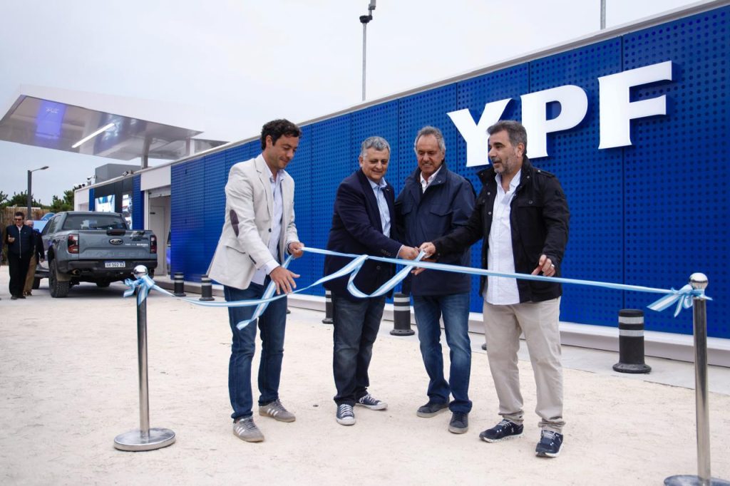 YPF inauguró la primera estación de servicio móvil de Argentina en Pinamar: cómo funciona y qué beneficios ofrece la APP YPF en verano