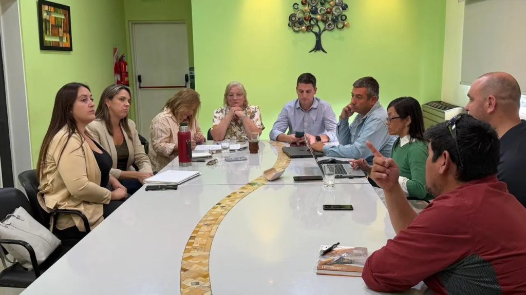 Se consolidan mesas de trabajo mineras en Los Menucos con eje en empleo y licencia social