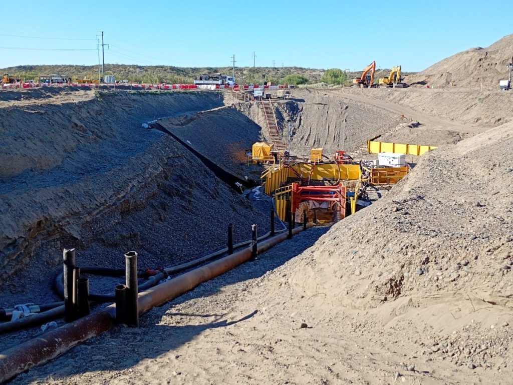 El Gobierno Provincial supervisa el cruce del oleoducto Vaca Muerta Oil Sur bajo el río Negro