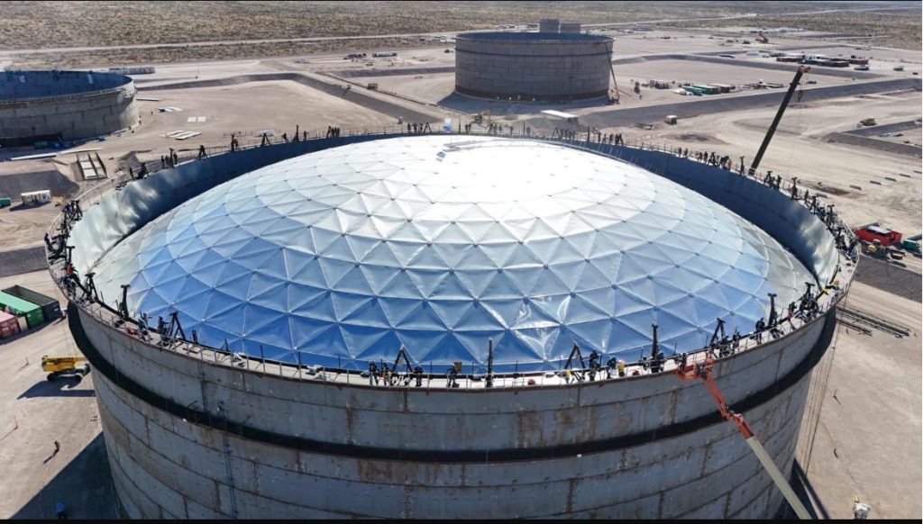 VMOS sumó un nuevo avance en Punta Colorada: montaron el techo del primer tanque de almacenamiento