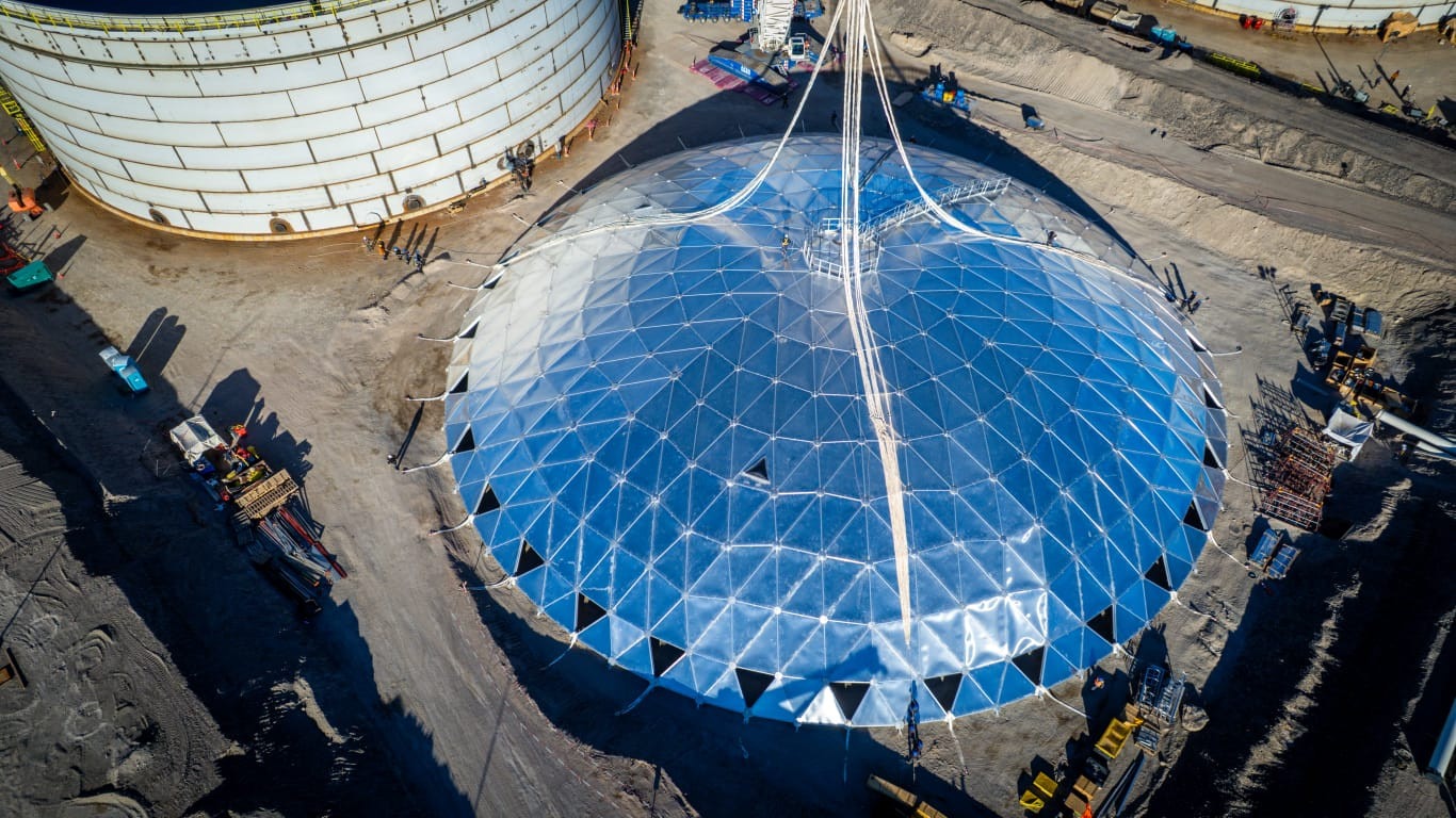Nuevo avance del VMOS en Allen: se colocó el techo geodésico del tanque TK AG 007